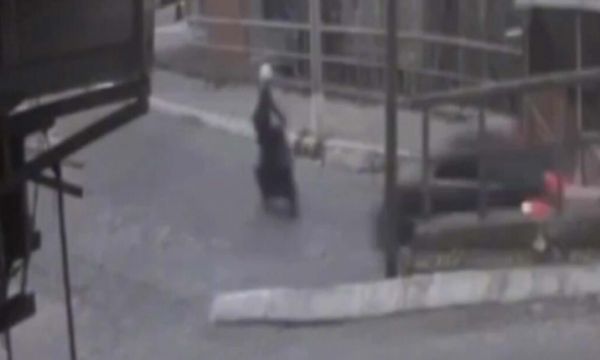 Motosiklet ve otomobil böyle çarpıştı!